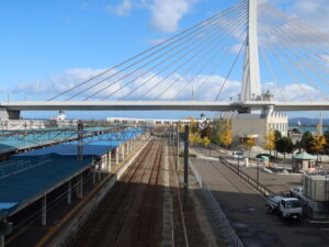 JR奥羽本線 青森駅 ホームと青森ベイブリッジ