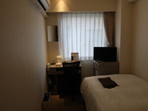 青森センターホテル シングルルーム 玄関側から窓方向を撮影