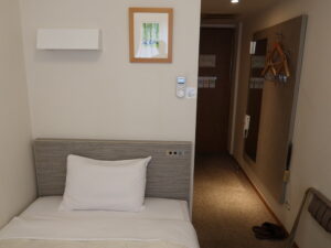 青森センターホテル シングルルーム 窓側から玄関方向を撮影