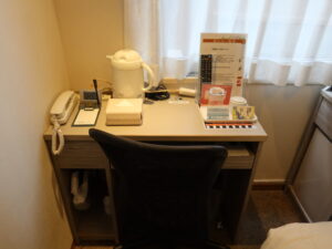 青森センターホテル シングルルーム デスク とにかく狭いです