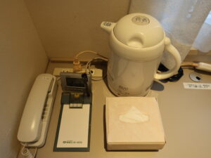 青森センターホテル シングルルーム デスク左側 電話機・目覚まし時計・メモ・ティッシュ・電気ケトルがあります