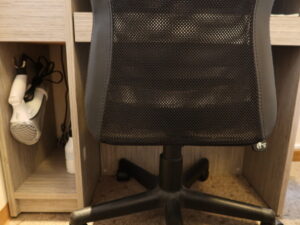 青森センターホテル シングルルーム デスク下側 ドライヤー・消臭スプレーがあります