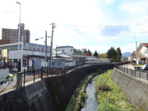 弘南鉄道大鰐線 中央弘前駅 駅舎とホーム 土淵川から撮影