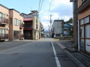 青森県南津軽郡大鰐町 大鰐温泉 ゆけむり通り 温泉街というよりはシャッター街の雰囲気です