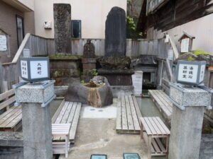 青森県南津軽郡大鰐町 大鰐温泉 湯魂石薬師堂と足湯