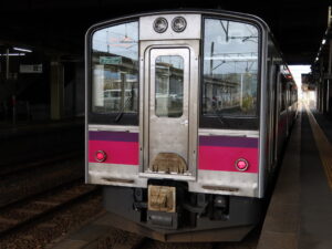 JR奥羽本線 701系 前面 弘前駅にて