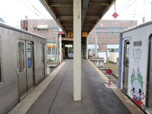 弘南鉄道弘南線 黒石駅 ホームと改札口