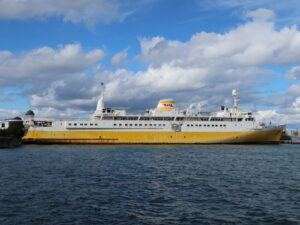 青森ベイエリア 青函連絡船 八甲田丸 側面を撮影
