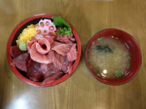 まぐろ丼 アウガ新鮮市場 丸青食堂にて